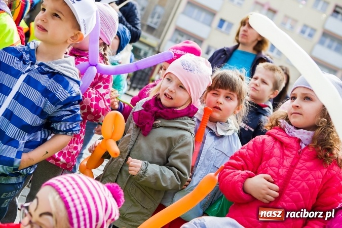 Zdjęcie w galerii na portalu naszraciborz.pl: Juwenalia Raciborskie 2016 - na rynku odbył się happening artystyczny wiadomości z regionu
