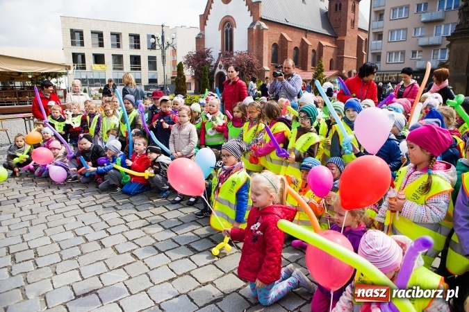 Zdjęcie w galerii na portalu naszraciborz.pl: Juwenalia Raciborskie 2016 - na rynku odbył się happening artystyczny wiadomości z regionu