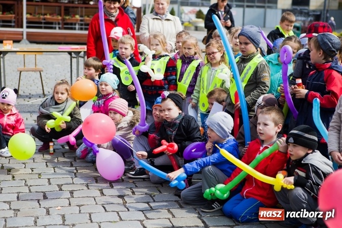 Zdjęcie w galerii na portalu naszraciborz.pl: Juwenalia Raciborskie 2016 - na rynku odbył się happening artystyczny wiadomości z regionu