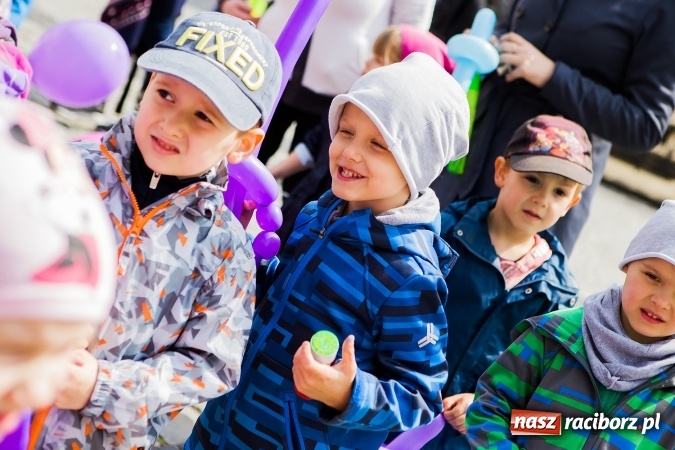 Zdjęcie w galerii na portalu naszraciborz.pl: Juwenalia Raciborskie 2016 - na rynku odbył się happening artystyczny wiadomości z regionu