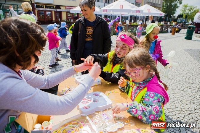 Zdjęcie w galerii na portalu naszraciborz.pl: Juwenalia Raciborskie 2016 - na rynku odbył się happening artystyczny wiadomości z regionu