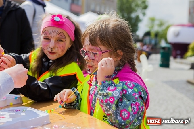 Zdjęcie w galerii na portalu naszraciborz.pl: Juwenalia Raciborskie 2016 - na rynku odbył się happening artystyczny wiadomości z regionu