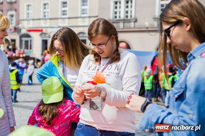 Zdjęcie w galerii na portalu naszraciborz.pl: Juwenalia Raciborskie 2016 - na rynku odbył się happening artystyczny wiadomości z regionu