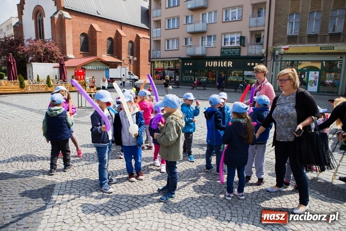 Zdjęcie w galerii na portalu naszraciborz.pl: Juwenalia Raciborskie 2016 - na rynku odbył się happening artystyczny wiadomości z regionu