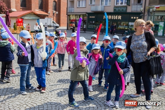 Zdjęcie w galerii na portalu naszraciborz.pl: Juwenalia Raciborskie 2016 - na rynku odbył się happening artystyczny wiadomości z regionu