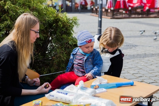 Zdjęcie w galerii na portalu naszraciborz.pl: Juwenalia Raciborskie 2016 - na rynku odbył się happening artystyczny wiadomości z regionu