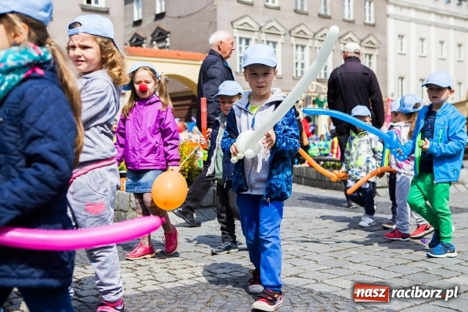 Zdjęcie w galerii na portalu naszraciborz.pl: Juwenalia Raciborskie 2016 - na rynku odbył się happening artystyczny wiadomości z regionu