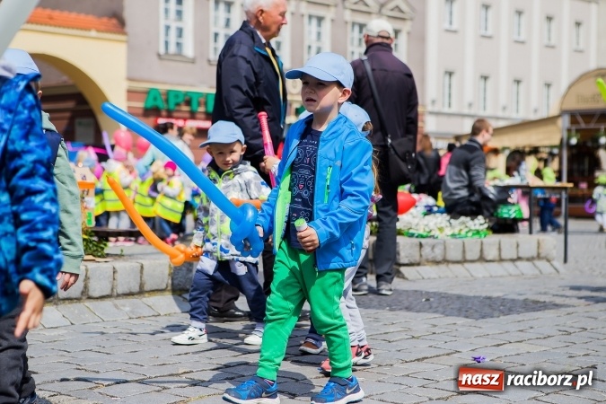 Zdjęcie w galerii na portalu naszraciborz.pl: Juwenalia Raciborskie 2016 - na rynku odbył się happening artystyczny wiadomości z regionu