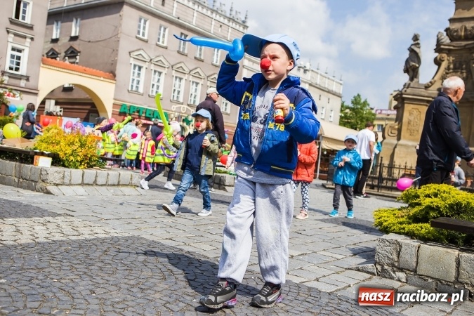 Zdjęcie w galerii na portalu naszraciborz.pl: Juwenalia Raciborskie 2016 - na rynku odbył się happening artystyczny wiadomości z regionu