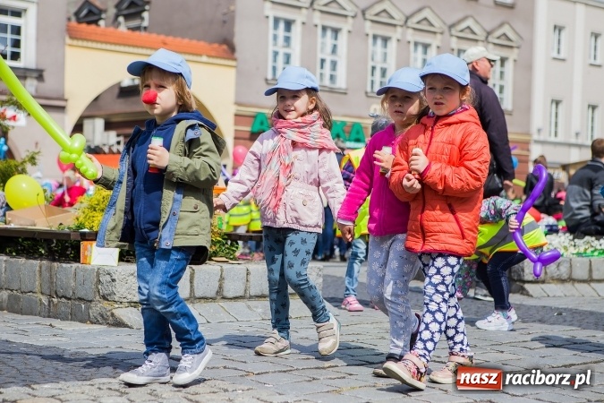 Zdjęcie w galerii na portalu naszraciborz.pl: Juwenalia Raciborskie 2016 - na rynku odbył się happening artystyczny wiadomości z regionu