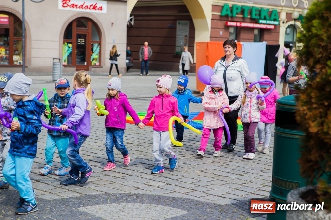 Zdjęcie w galerii na portalu naszraciborz.pl: Juwenalia Raciborskie 2016 - na rynku odbył się happening artystyczny wiadomości z regionu