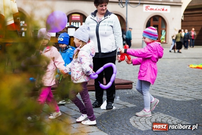 Zdjęcie w galerii na portalu naszraciborz.pl: Juwenalia Raciborskie 2016 - na rynku odbył się happening artystyczny wiadomości z regionu