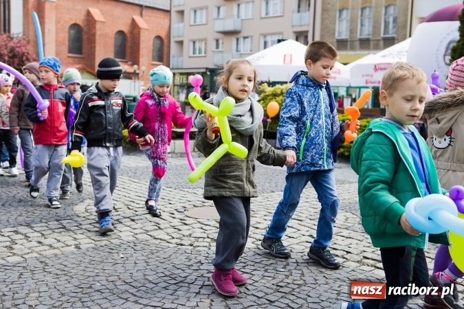 Zdjęcie w galerii na portalu naszraciborz.pl: Juwenalia Raciborskie 2016 - na rynku odbył się happening artystyczny wiadomości z regionu