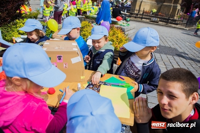 Zdjęcie w galerii na portalu naszraciborz.pl: Juwenalia Raciborskie 2016 - na rynku odbył się happening artystyczny wiadomości z regionu
