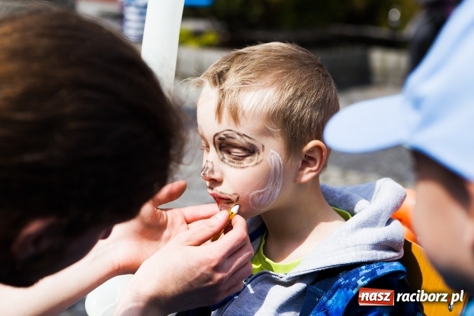 Zdjęcie w galerii na portalu naszraciborz.pl: Juwenalia Raciborskie 2016 - na rynku odbył się happening artystyczny wiadomości z regionu