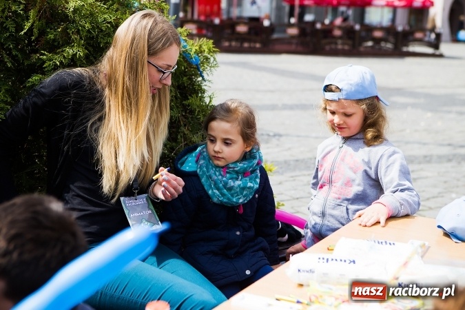 Zdjęcie w galerii na portalu naszraciborz.pl: Juwenalia Raciborskie 2016 - na rynku odbył się happening artystyczny wiadomości z regionu