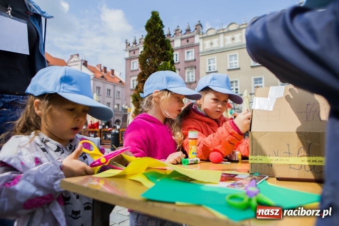Zdjęcie w galerii na portalu naszraciborz.pl: Juwenalia Raciborskie 2016 - na rynku odbył się happening artystyczny wiadomości z regionu