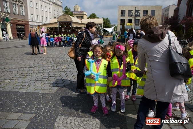 Zdjęcie w galerii na portalu naszraciborz.pl: Juwenalia Raciborskie 2016 - na rynku odbył się happening artystyczny wiadomości z regionu