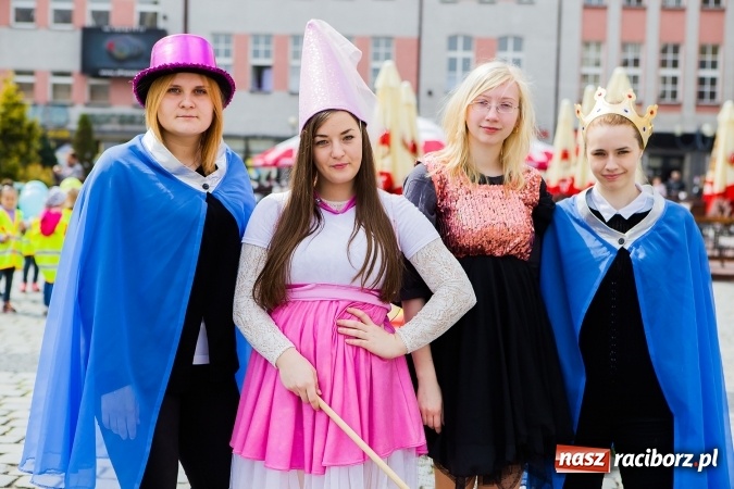 Zdjęcie w galerii na portalu naszraciborz.pl: Juwenalia Raciborskie 2016 - na rynku odbył się happening artystyczny wiadomości z regionu