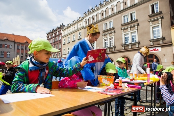Zdjęcie w galerii na portalu naszraciborz.pl: Juwenalia Raciborskie 2016 - na rynku odbył się happening artystyczny wiadomości z regionu