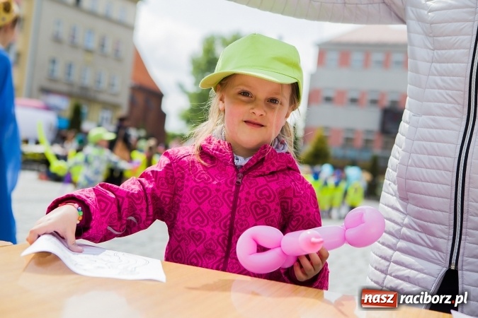 Zdjęcie w galerii na portalu naszraciborz.pl: Juwenalia Raciborskie 2016 - na rynku odbył się happening artystyczny wiadomości z regionu