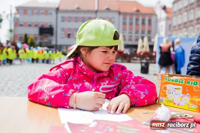 Zdjęcie w galerii na portalu naszraciborz.pl: Juwenalia Raciborskie 2016 - na rynku odbył się happening artystyczny wiadomości z regionu
