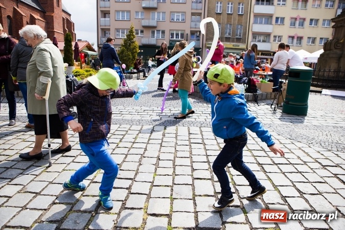 Zdjęcie w galerii na portalu naszraciborz.pl: Juwenalia Raciborskie 2016 - na rynku odbył się happening artystyczny wiadomości z regionu