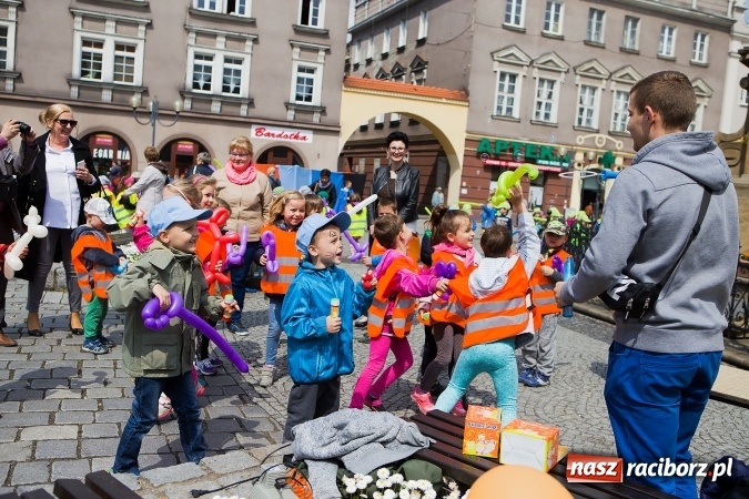Zdjęcie w galerii na portalu naszraciborz.pl: Juwenalia Raciborskie 2016 - na rynku odbył się happening artystyczny wiadomości z regionu