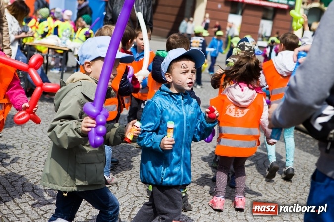 Zdjęcie w galerii na portalu naszraciborz.pl: Juwenalia Raciborskie 2016 - na rynku odbył się happening artystyczny wiadomości z regionu