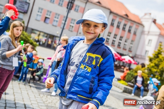 Zdjęcie w galerii na portalu naszraciborz.pl: Juwenalia Raciborskie 2016 - na rynku odbył się happening artystyczny wiadomości z regionu