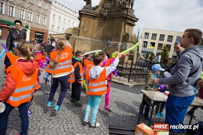 Zdjęcie w galerii na portalu naszraciborz.pl: Juwenalia Raciborskie 2016 - na rynku odbył się happening artystyczny wiadomości z regionu