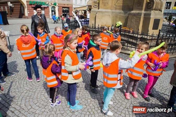 Zdjęcie w galerii na portalu naszraciborz.pl: Juwenalia Raciborskie 2016 - na rynku odbył się happening artystyczny wiadomości z regionu