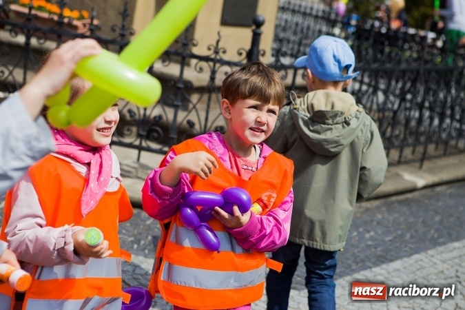 Zdjęcie w galerii na portalu naszraciborz.pl: Juwenalia Raciborskie 2016 - na rynku odbył się happening artystyczny wiadomości z regionu