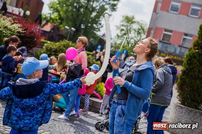 Zdjęcie w galerii na portalu naszraciborz.pl: Juwenalia Raciborskie 2016 - na rynku odbył się happening artystyczny wiadomości z regionu