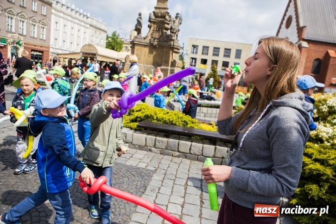 Zdjęcie w galerii na portalu naszraciborz.pl: Juwenalia Raciborskie 2016 - na rynku odbył się happening artystyczny wiadomości z regionu