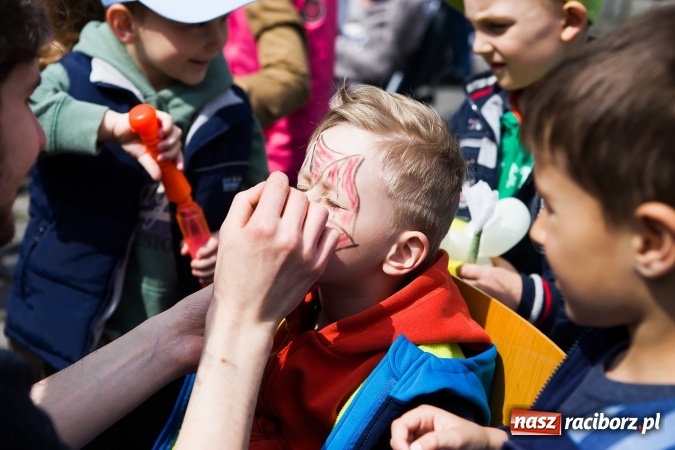 Zdjęcie w galerii na portalu naszraciborz.pl: Juwenalia Raciborskie 2016 - na rynku odbył się happening artystyczny wiadomości z regionu