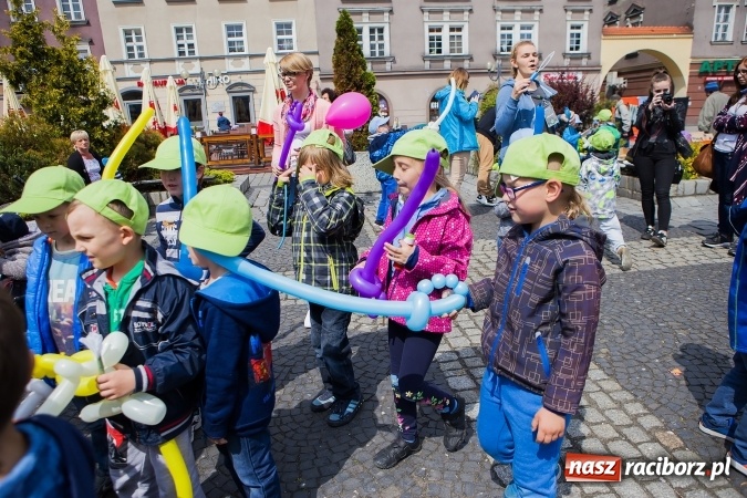 Zdjęcie w galerii na portalu naszraciborz.pl: Juwenalia Raciborskie 2016 - na rynku odbył się happening artystyczny wiadomości z regionu