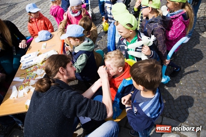 Zdjęcie w galerii na portalu naszraciborz.pl: Juwenalia Raciborskie 2016 - na rynku odbył się happening artystyczny wiadomości z regionu