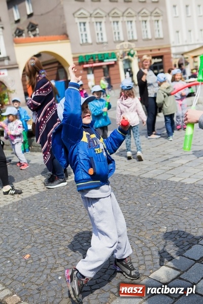 Zdjęcie w galerii na portalu naszraciborz.pl: Juwenalia Raciborskie 2016 - na rynku odbył się happening artystyczny wiadomości z regionu