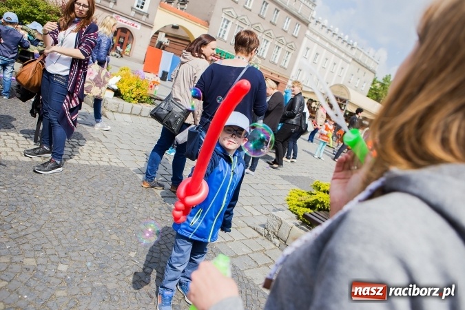 Zdjęcie w galerii na portalu naszraciborz.pl: Juwenalia Raciborskie 2016 - na rynku odbył się happening artystyczny wiadomości z regionu
