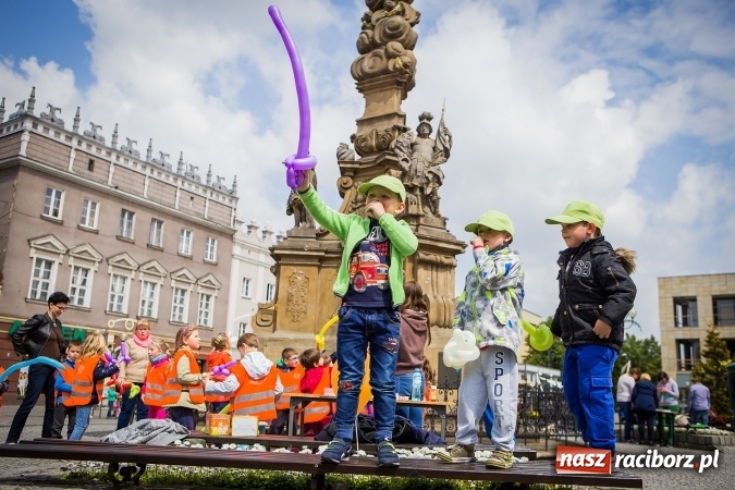 Zdjęcie w galerii na portalu naszraciborz.pl: Juwenalia Raciborskie 2016 - na rynku odbył się happening artystyczny wiadomości z regionu