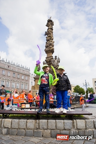 Zdjęcie w galerii na portalu naszraciborz.pl: Juwenalia Raciborskie 2016 - na rynku odbył się happening artystyczny wiadomości z regionu