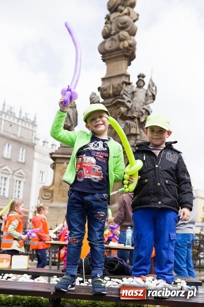 Zdjęcie w galerii na portalu naszraciborz.pl: Juwenalia Raciborskie 2016 - na rynku odbył się happening artystyczny wiadomości z regionu