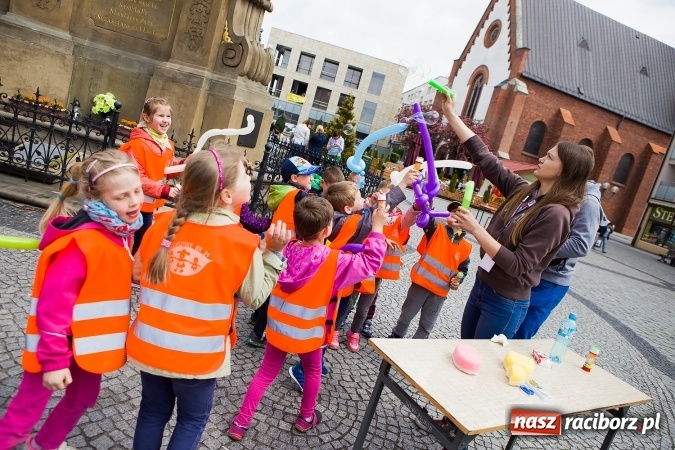 Zdjęcie w galerii na portalu naszraciborz.pl: Juwenalia Raciborskie 2016 - na rynku odbył się happening artystyczny wiadomości z regionu