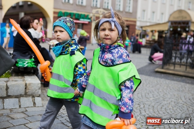 Zdjęcie w galerii na portalu naszraciborz.pl: Juwenalia Raciborskie 2016 - na rynku odbył się happening artystyczny wiadomości z regionu