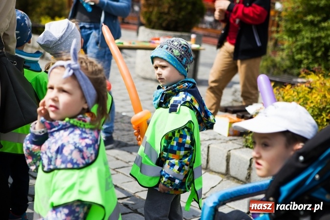 Zdjęcie w galerii na portalu naszraciborz.pl: Juwenalia Raciborskie 2016 - na rynku odbył się happening artystyczny wiadomości z regionu