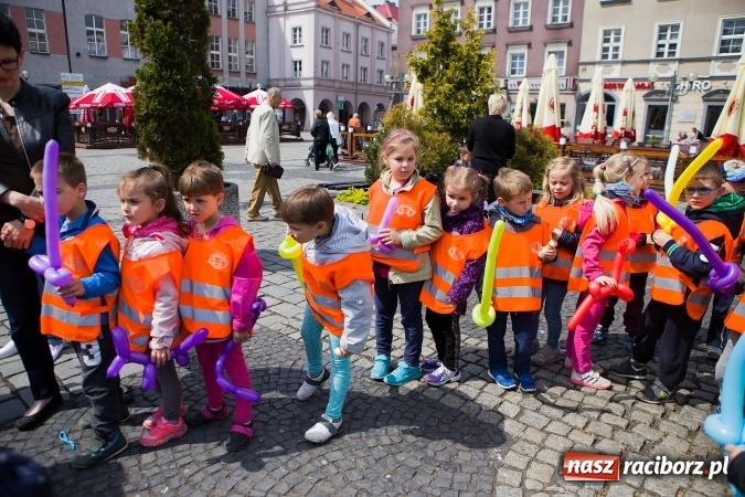 Zdjęcie w galerii na portalu naszraciborz.pl: Juwenalia Raciborskie 2016 - na rynku odbył się happening artystyczny wiadomości z regionu
