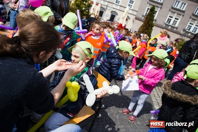 Zdjęcie w galerii na portalu naszraciborz.pl: Juwenalia Raciborskie 2016 - na rynku odbył się happening artystyczny wiadomości z regionu