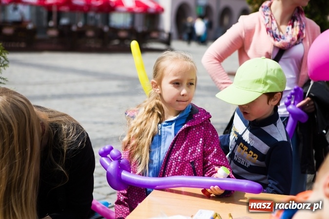 Zdjęcie w galerii na portalu naszraciborz.pl: Juwenalia Raciborskie 2016 - na rynku odbył się happening artystyczny wiadomości z regionu