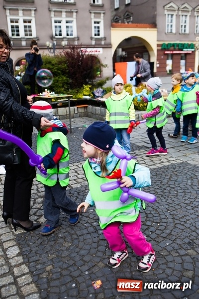 Zdjęcie w galerii na portalu naszraciborz.pl: Juwenalia Raciborskie 2016 - na rynku odbył się happening artystyczny wiadomości z regionu